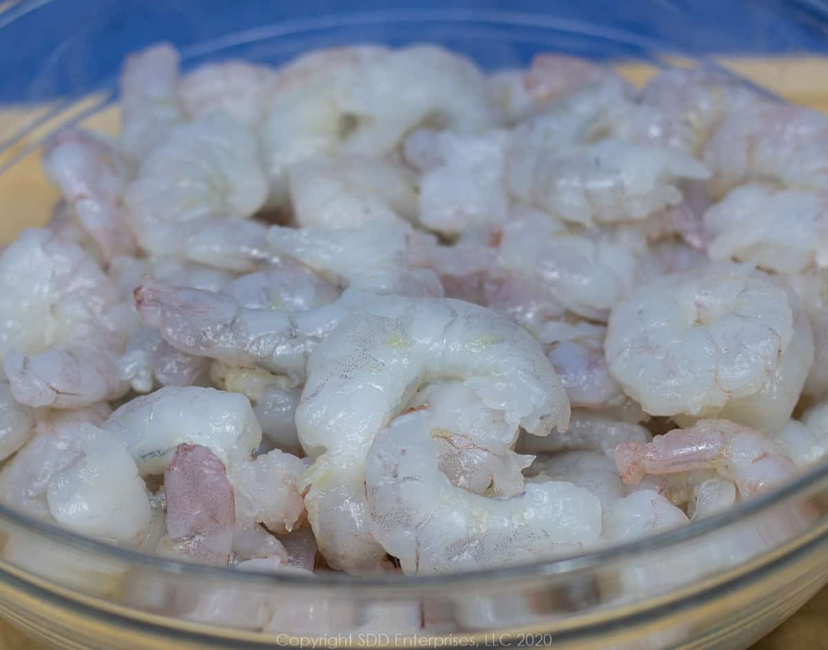 peeled raw shrimp in a bowl