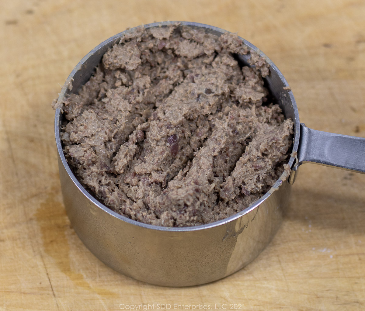 ground turkey giblets in a measuring cup