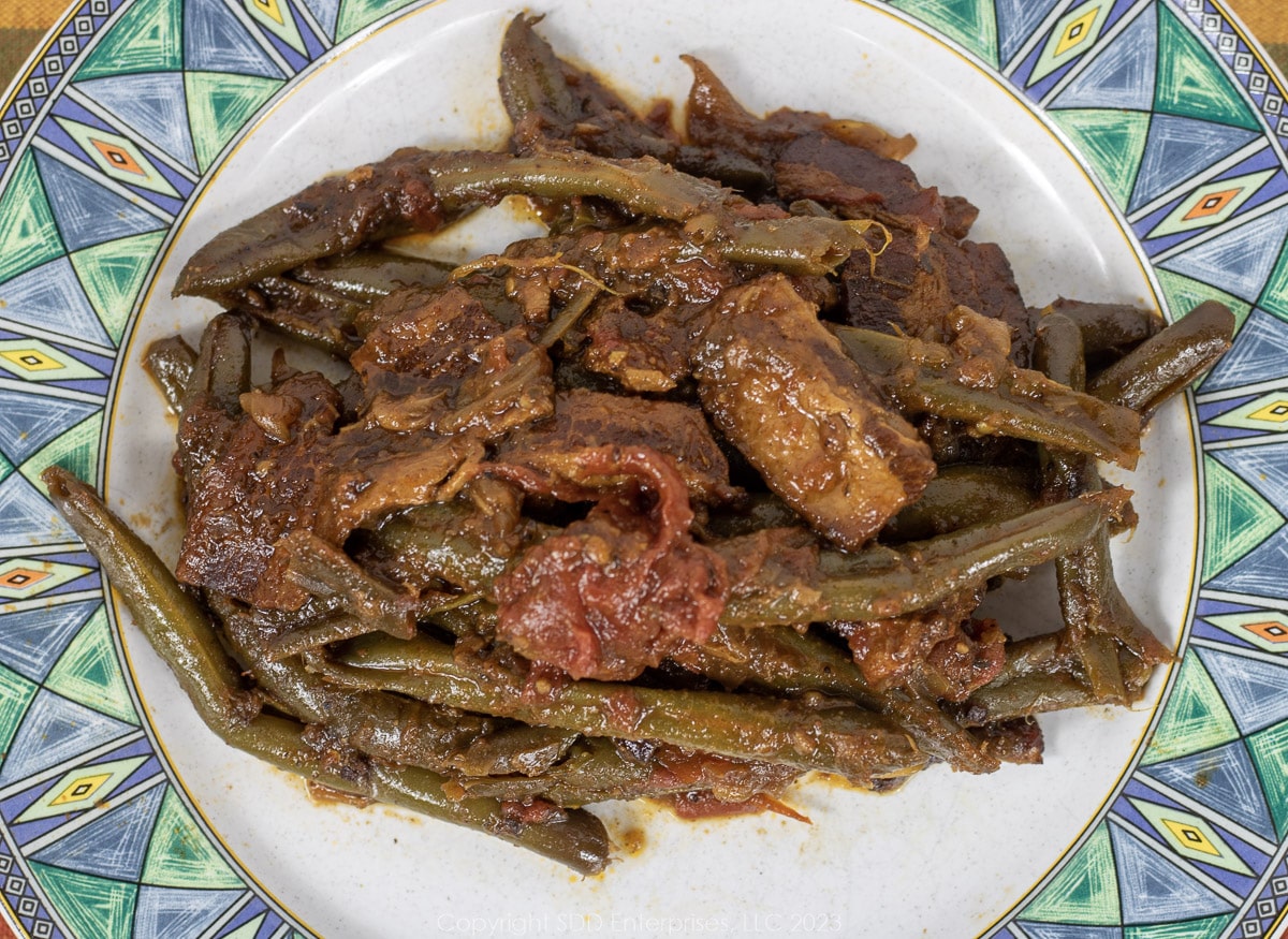 creole green beans on a blue green plate