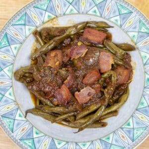 creole green beans on a green-blue plate