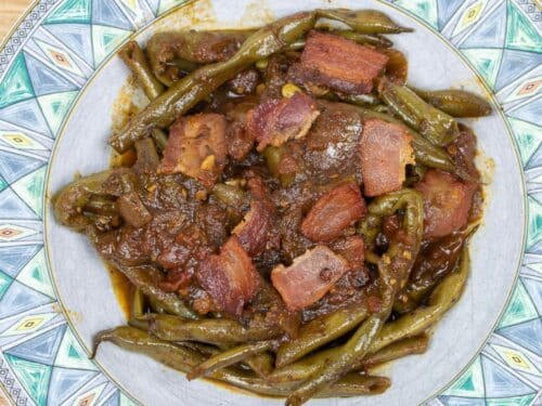 creole green beans on a green-blue plate
