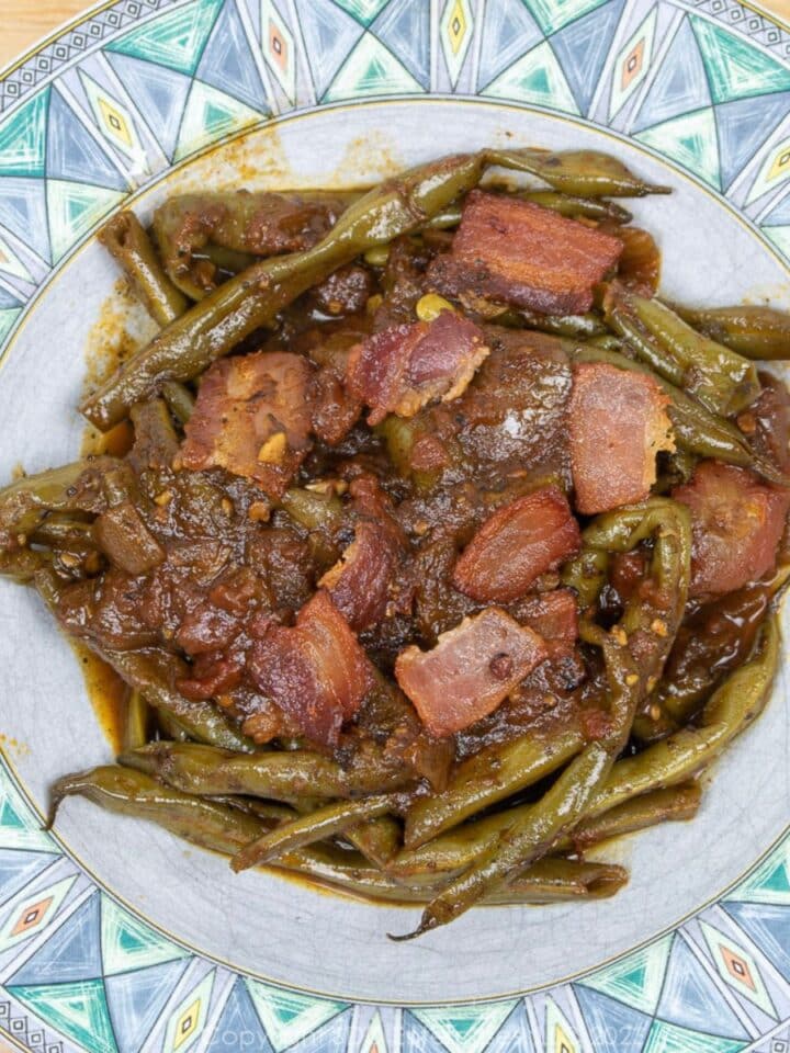 creole green beans on a green-blue plate