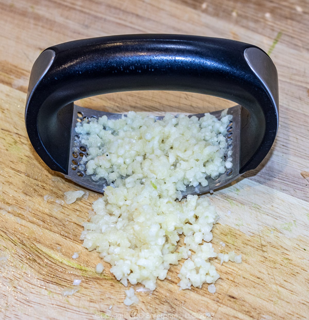 tool to crash fresh garlic cloves.