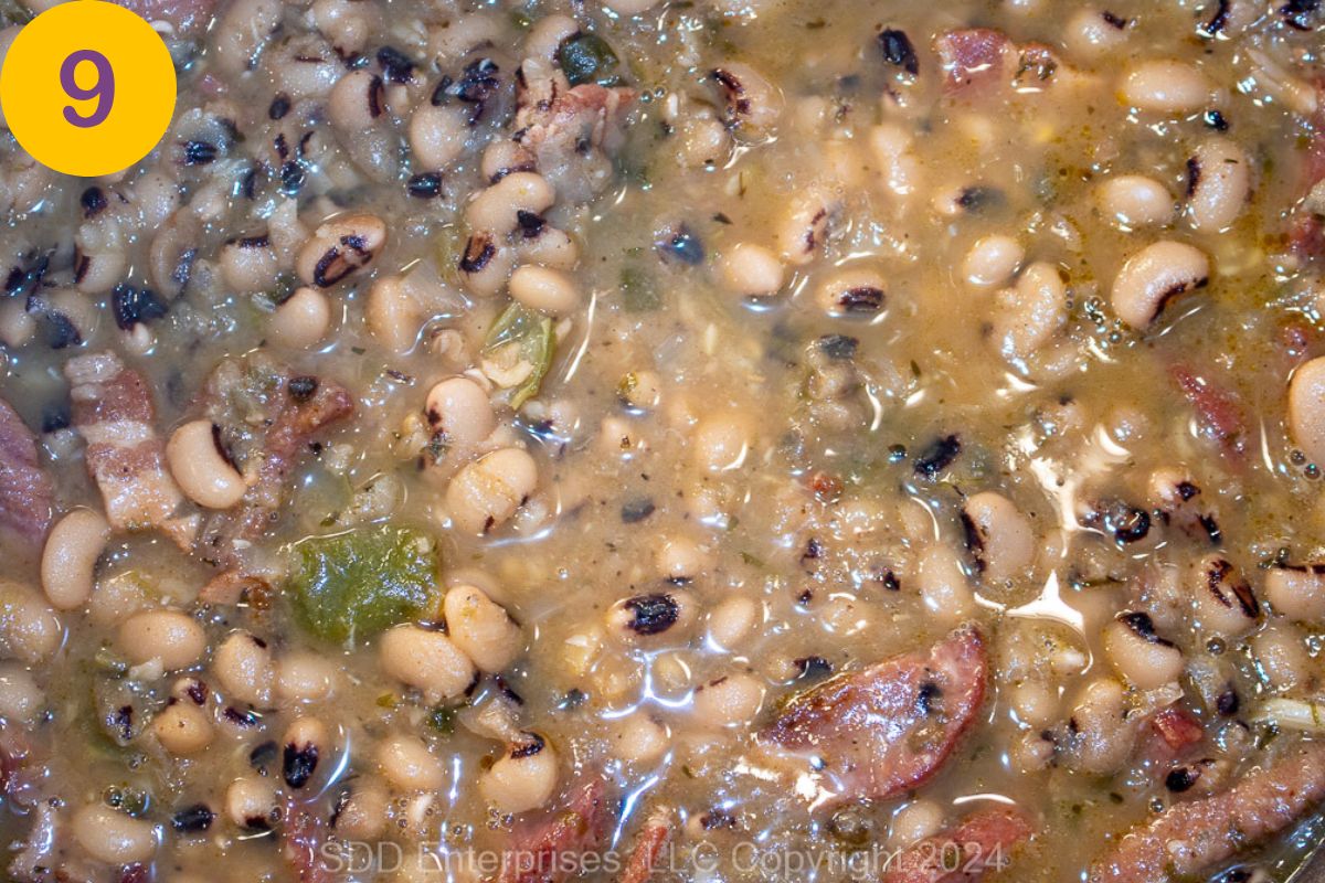 Cooked black-eyed peas.