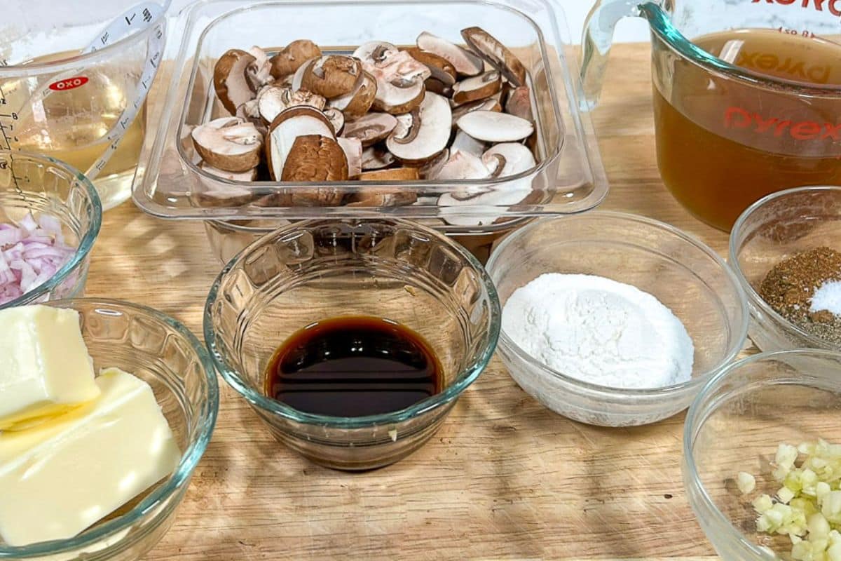 Prepared ingredients to make mushroom gravy.